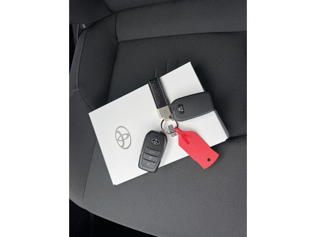 Toyota C-HR 1.8 Hybrid 140 First Edition Dodenhoekdetectie, Navigatie, Parkeersensoren V + A , All-in Rijklaarprijs