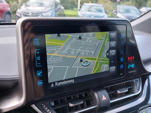 Toyota C-HR 1.8 Hybrid Automaat Dynamic | Navi | Clima | Adap.Cruise | Keyless Entry | Achteruitrijcamera | Stoelverwarming | Licht+Regensensor | Mistlampen | Privacy Glass | 18''lm