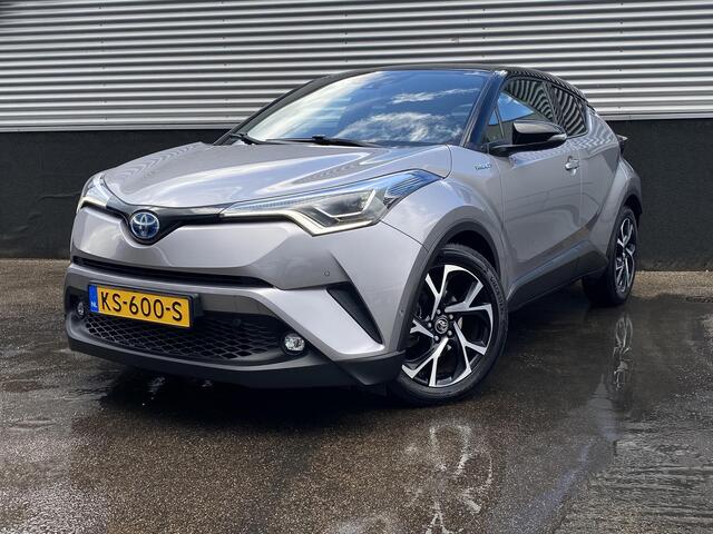 Toyota C-HR 1.8 Hybrid Bi-Tone Plus Stoel- & stuurverarming, navigatie, dodehoek detectie, JBL Premium audio, Volledig dealeronderhouden, achteruitrij camera, adaptieve cruise control