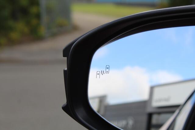 Toyota C-HR 2.0 Hybrid 200 First Edition Bi-Tone AWD | Rijklaar | Trekhaak | Stoel-/Stuurverwarming | Apple/Android | Keyless | PDC | Navi | LED