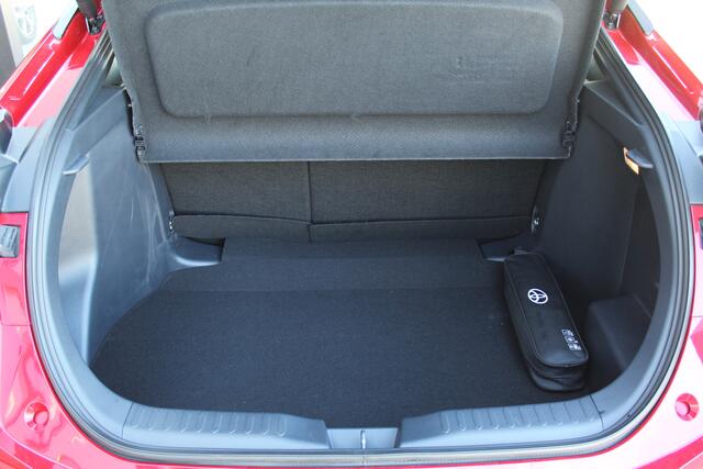 Toyota C-HR 2.0 Hybrid 200 First Edition Bi-Tone AWD | Rijklaar | Trekhaak | Stoel-/Stuurverwarming | Apple/Android | Keyless | PDC | Navi | LED