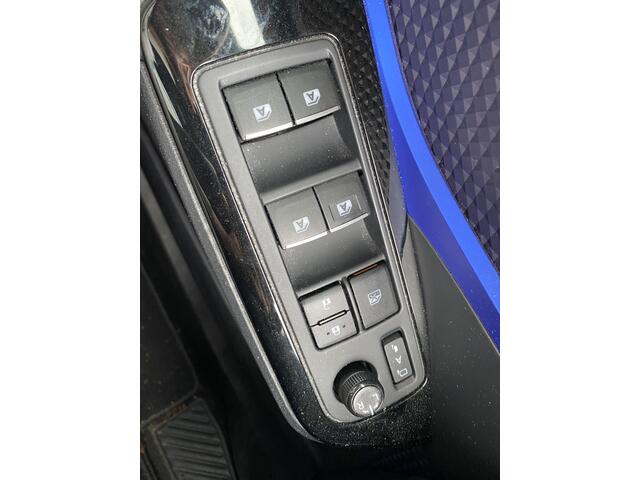 Toyota C-HR 1.8 Hybrid Bi-Tone