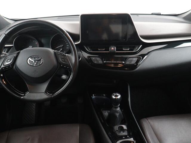 Toyota C-HR 1.2 Executive | Treeplanken | Navigatie | Stoelverwarming | Parkeersensoren |