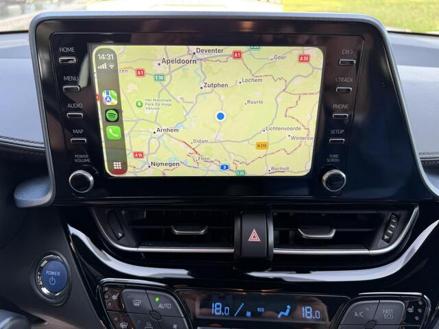Toyota C-HR 1.8 Hybrid First Edition / Afneembare Trekhaak (Trekgewicht 725kg) / Achteruitrijcamera / Stuur- en Stoelverwarming / Voorruit Verwarming / Navigatie via Apple Carplay & Android Auto / Cruise- en Climate Control / Keyless Entry & Start /