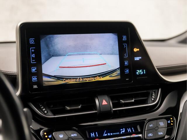 Toyota C-HR 1.8 Hybrid Sport Automaat (NAVIGATIE, LEDER, CAMERA, KEYLESS, STOELVERWARMING, ZWART HEMEL, SPORTSTOELEN, ADAPTIVE CRUISE, GETINT GLAS, DAB+, NIEUWSTAAT)