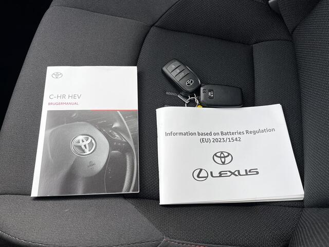 Toyota C-HR 1.8 Hybrid 140 Dynamic Automaat / Fabrieksgarantie tot 10 jaar mogelijk * / Stuur-, stoel- en voorruitverwarming / Navigatie / Camera / Climate Control / Apple Carplay Android / 18" LM wielen /