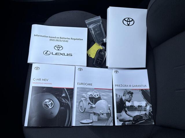 Toyota C-HR 1.8 Hybrid 140 Dynamic Automaat / Fabrieksgarantie tot 10 jaar mogelijk * / Stuur-, stoel- en voorruitverwarming / Navigatie / Camera / Climate Control / Apple Carplay/Android auto / 18" LM wielen /