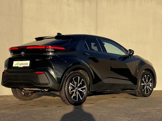 Toyota C-HR 1.8 Hybrid 140 Dynamic Automaat / Fabrieksgarantie tot 10 jaar mogelijk * / Stuur-, stoel- en voorruitverwarming / Navigatie / Camera / Climate Control / Apple Carplay/Android auto / 18" LM wielen /