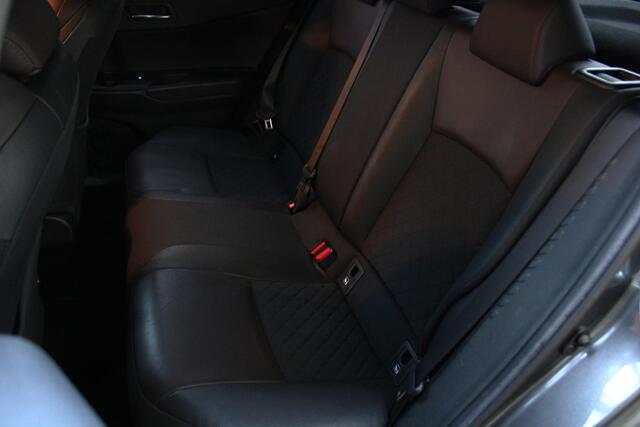 Toyota C-HR 1.2 Executive Parkeersensoren Voor en Achter, Achteruitrijcamera, Cruise Control Adaptief