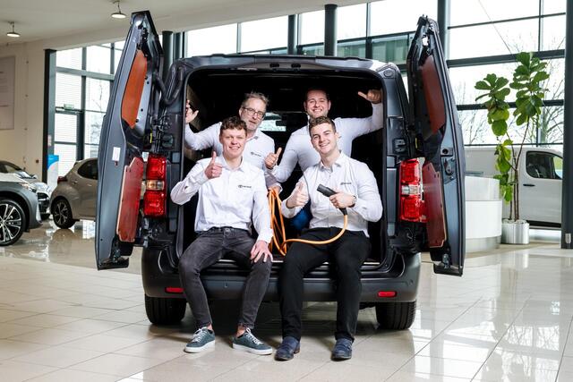 Toyota COROLLA Touring Sports Hybrid 140 Executive, ¤1500 inruilpremie, Executive Plus Pack, Panorama dak, BSM, Lederen bekleding!