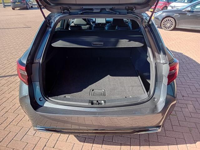 Toyota COROLLA Touring Sports 1.8 Hybrid First Edition, Airco(automatisch), Carplay, Cruise control adaptief, Dode hoek detector, Stoelverwarming, Navigatie, enz enz.... Zeer mooie auto, Zie foto's, Fabrieksgarantie, BOVAG