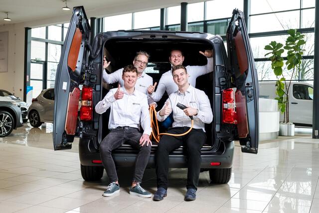 Toyota COROLLA Touring Sports 1.8 Hybrid Dynamic, Stoelverwarming, Apple Carplay/Android Auto, Halfleder, 17" inch lm velgen, 1e Eigenaar!