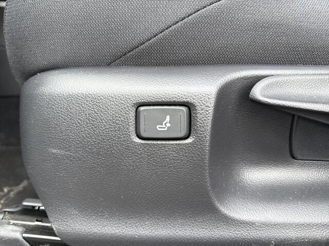 Toyota COROLLA Cross Hybrid 140 Dynamic **STOEL EN STUURWIELVERWARMING/ KEYLESS/ ADAPTIEVE CRUISE CONTROL/ 36 MAANDEN GARANTIE**