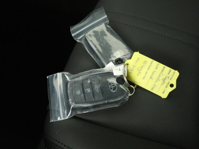 Toyota COROLLA Cross Hybrid 180 Executive | All-season banden | Treeplanken |