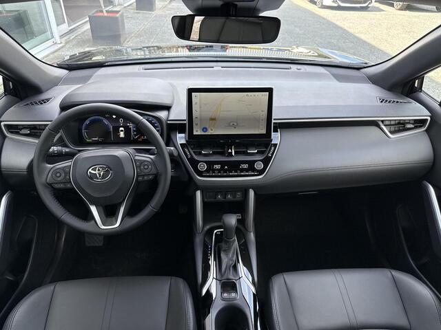 Toyota COROLLA Cross Hybrid 200 Style **NAVIGATIE/ DODEHOEK DETECTIE/ STOEL EN STUURWIELVERWARMING/ PARKEERSENSOREN**