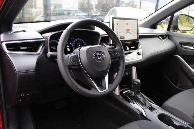 Toyota COROLLA Cross Hybrid 140 Style Plus | Rijklaar | Stoel-/stuurverw. | El.achterklep | Keyless | Adap.cruise | LED | Parkeersens. v+a | Apple/Android | Navi