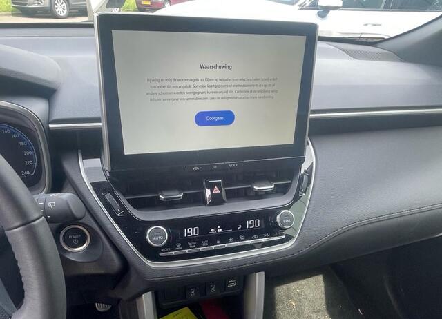 Toyota COROLLA Cross 2.0 High Power Hybrid First Edition / Trekhaak / Camera / Half leder / Keyless / 18'' / Sfeerverlichting / Stoelverwarming / Dodehoek / DAB / ACC