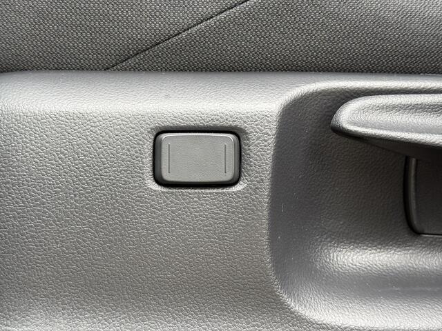 Toyota COROLLA Cross Hybrid 140 Style **DODEHOEK DETECTIE/ STOEL EN STUURWIELVERWARMING/ KEYLESS/ GARANTIE**