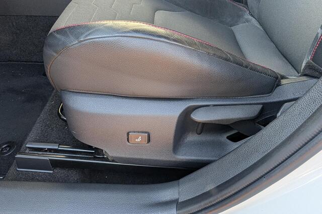 Toyota COROLLA 1.8 Hybrid Executive |Trekhaak afn| Bi-tone| Led verlichting|PDCV=A|BSN|Half leer