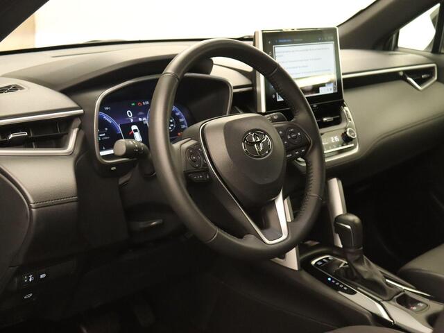 Toyota COROLLA Cross 2.0 High Power Hybrid First Edition - ORIGINEEL NEDERLANDSE AUTO - AFKOMSTIG VAN 1E EIGENAAR - ELEKTRISCHE ACHTERKLEP - NAVIGATIE - VOORSTOELEN VERWARMD - DRAADLOZE TELEFOONLADER - DODEHOEK DETECTIE - PARKEERSENSOREN VOOR/ ACHTER