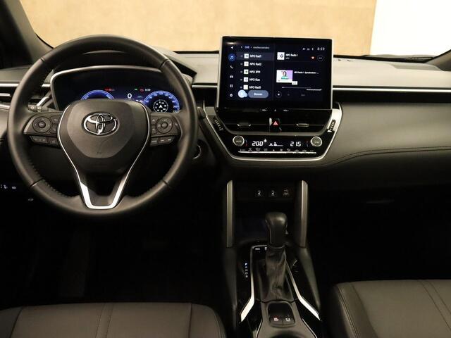 Toyota COROLLA Cross 2.0 High Power Hybrid First Edition - ORIGINEEL NEDERLANDSE AUTO - AFKOMSTIG VAN 1E EIGENAAR - ELEKTRISCHE ACHTERKLEP - NAVIGATIE - VOORSTOELEN VERWARMD - DRAADLOZE TELEFOONLADER - DODEHOEK DETECTIE - PARKEERSENSOREN VOOR/ ACHTER