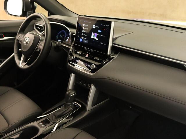 Toyota COROLLA Cross 2.0 High Power Hybrid First Edition - ORIGINEEL NEDERLANDSE AUTO - AFKOMSTIG VAN 1E EIGENAAR - ELEKTRISCHE ACHTERKLEP - NAVIGATIE - VOORSTOELEN VERWARMD - DRAADLOZE TELEFOONLADER - DODEHOEK DETECTIE - PARKEERSENSOREN VOOR/ ACHTER