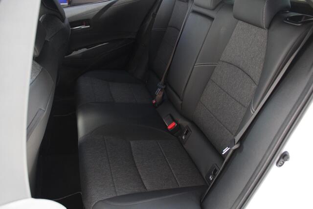 Toyota COROLLA 1.8 Hybrid First Edition Automaat Achteruitrijcamera, Parkeersensoren Voor/Achter, Stoelverwarming, Cruise Control Adaptief, Climate Control