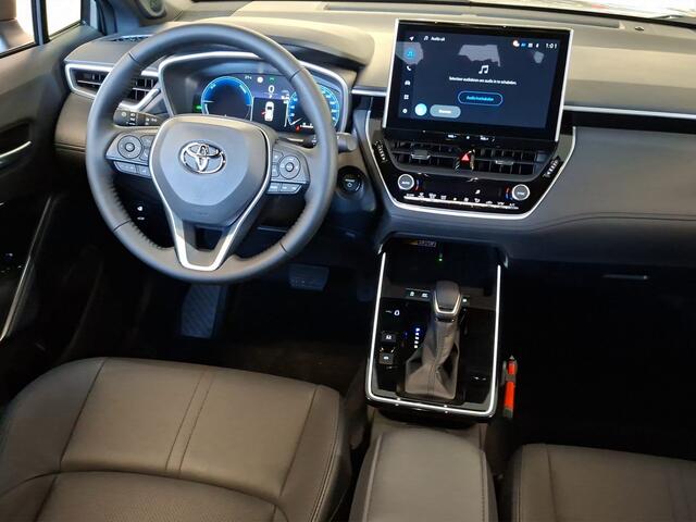 Toyota COROLLA Cross Hybrid 180 Executive Bi-tone pearl white kleur | Nieuw direkt leverbaar