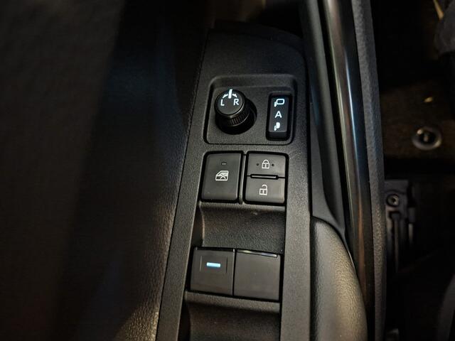 Toyota COROLLA Cross Hybrid 180 Executive Bi-tone pearl white kleur | Nieuw direkt leverbaar