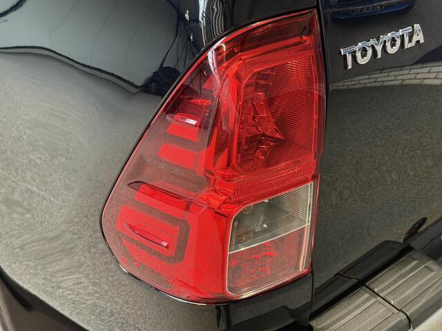 Toyota HI-LUX HiLux 2.4 D-4D-F Double Cab Invincible Van