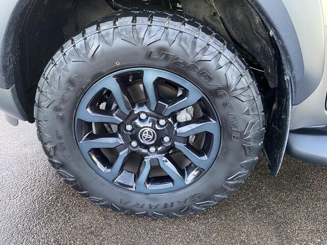 Toyota HI-LUX HiLux 2.8 D-4D Double Cab Invincible Automaat Nieuw geleverd, incl. o.a.: Gecoatte laadbak, trekhaak 13plg, stoelverwarming, achteruitrij camera, keyless, navigatie, Apple CarPlay/Android Auto, JBL Audio, NL-auto, boekjes compleet, 265/65R18 banden CST AT