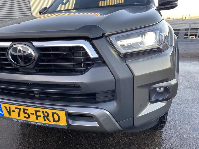 Toyota HI-LUX HiLux 2.8 D-4D Double Cab Invincible Automaat Nieuw geleverd, incl. o.a.: Gecoatte laadbak, trekhaak 13plg, stoelverwarming, achteruitrij camera, keyless, navigatie, Apple CarPlay/Android Auto, JBL Audio, NL-auto, boekjes compleet, 265/65R18 banden CST AT