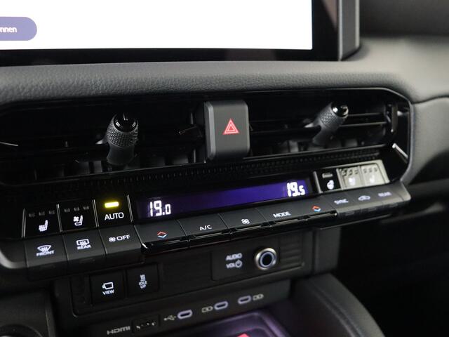 Toyota LAND CRUISER 2.8 D-4D Professional 5p. | Navigatie | 360 Camera | Stoel en stuurwiel verwarmd | Dodehoek Ass. | LM velgen | Draadloze telefoonlader | Leder |