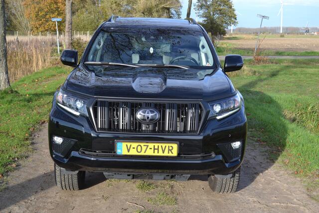 Toyota LAND CRUISER 2.8 D-4D-F Black Edition Window Van