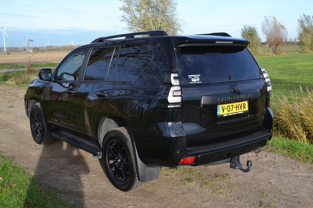 Toyota LAND CRUISER 2.8 D-4D-F Black Edition Window Van