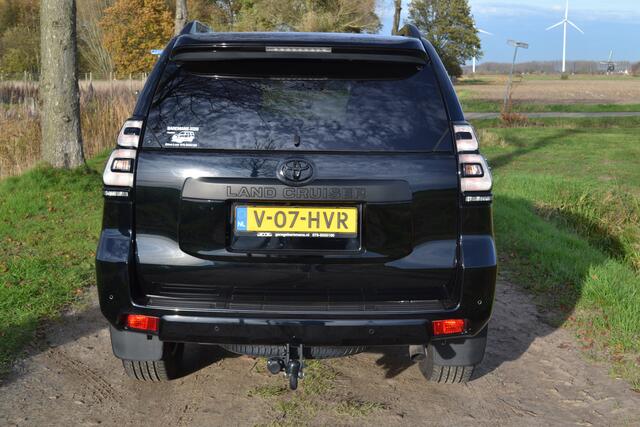 Toyota LAND CRUISER 2.8 D-4D-F Black Edition Window Van