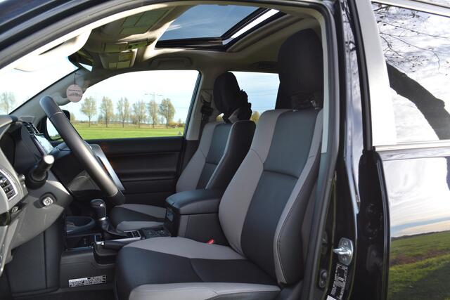 Toyota LAND CRUISER 2.8 D-4D-F Black Edition Window Van