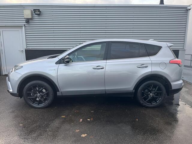 Toyota RAV4 2.5 Hybrid AWD Black edition Navigatie, 18" LMV, Privacy glass, Smart Key, Adaptieve cruise control, Elek. Achterklep, Achteruitrijcamera, Parkeersensoren voor + Achter