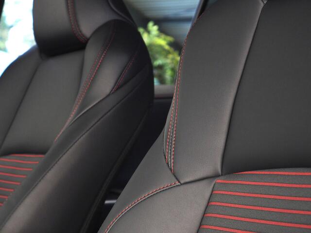 Toyota RAV4 2.5 Plug-in Hybrid AWD Bi-Tone Plus | 360° Camera | Dodehoekdetectie | Noodremassistent | JBL | Adaptive Cruise Control | Actieve parkeersensoren | Lane Assist | Achteropkomend verkeer waarschuwing | Inc. 220v Laadka