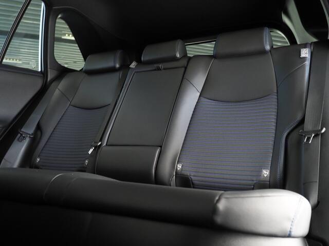 Toyota RAV4 2.5 Hybrid style Bi-tone | FACELIFT | JBL | Verwarmde Voorstoelen en Stuurwiel | Dodehoekdetectie | 360° Camera | Verwarmd Voorruit | Apple CarPlay/ Android Auto