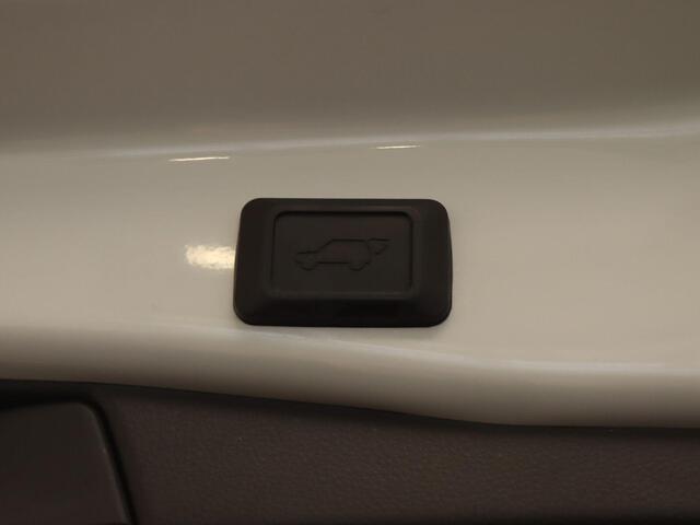 Toyota RAV4 2.5 Hybrid Style - ORIGINEEL NEDERLANDSE AUTO - BI-TONE - AFKOMSTIG VAN 1E EIGENAAR - NAVIGATIE -ELEKTRISCHE ACHTERKLEP - DRAADLOZE TELEFOONLADER -ELEKTRISCHE BESTUURDERSSTOEL - JBL AUDIO - CAMERA IN BINNENSPIEGEL - 360 GRADEN CAMERA - DODEHOEK DETECTIE 