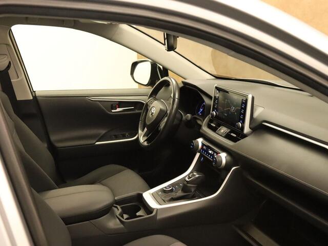 Toyota RAV4 2.5 Hybrid AWD Business Intro ELEKTRISCHE ACHTERKLEP - DODEHOEK DETECTIE - VASTE TREKHAAK (1650 KG GEREMD) - VIERWIELAANDRIJVING - KEYLESS ENTRY/START - ACHTERUITRIJCAMERA - CRUISE CONTROL ADAPTIEF - BLUETOOTH TELEFOONVOORBEREIDING - EXTRA GETINT GLAS ACH