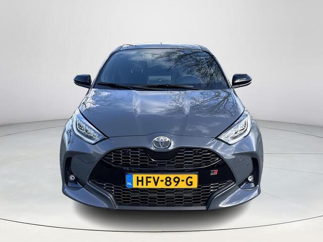 Toyota YARIS 1.5 Hybrid 130 GR Sport **DEMO/ STUUR- EN STOELVERWARMING/ PARKEERSENSOREN VOOR EN ACHTER**