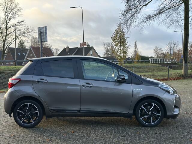 Toyota YARIS 1.5 Hyb. Bi-Tone Aut*5DR*Camera*LED*CLIMA*STOELVW*MF STUUR