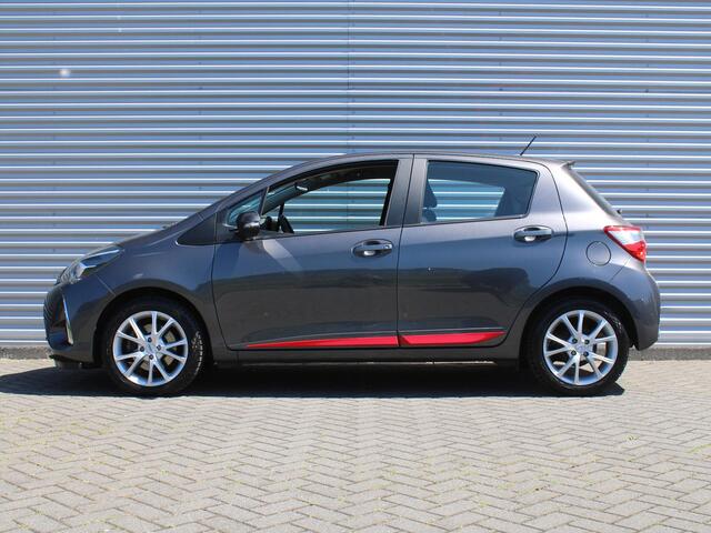 Toyota YARIS 1.5 VVT-i Design Red | Trekhaak | Apple CarPlay/Android Auto | Clima | Camera | 16" LM | Cruise |