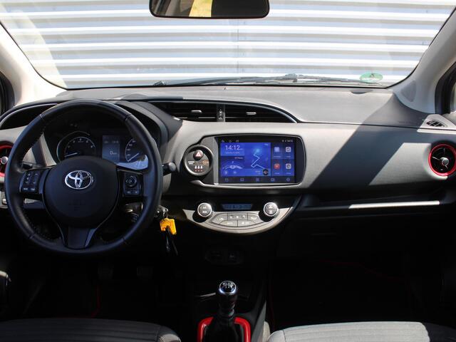 Toyota YARIS 1.5 VVT-i Design Red | Trekhaak | Apple CarPlay/Android Auto | Clima | Camera | 16" LM | Cruise |