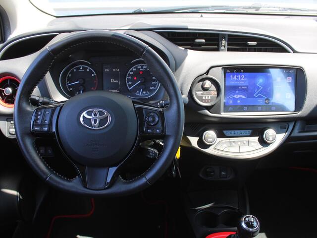 Toyota YARIS 1.5 VVT-i Design Red | Trekhaak | Apple CarPlay/Android Auto | Clima | Camera | 16" LM | Cruise |