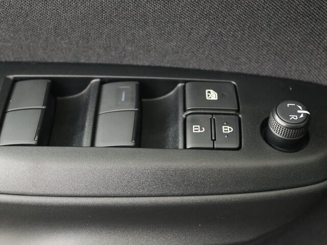 Toyota YARIS 1.5 Hybrid 115 First Edition | All-season banden | Laadvloerbeschermer |