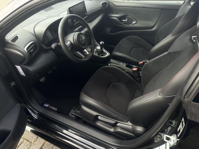 Toyota YARIS 1.6 GR Performance | Nieuwstaat | Carplay | Camera | Milltek Interesse, Proefrit? Bel of app met: 06-24 28 28 42