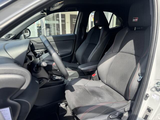 Toyota YARIS Cross 1.5 Hybrid GR Sport Trekhaak, Head-up display, Blind-spot, JBL , All-in Rijklaarprijs